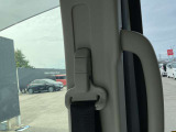 前席には、上下調整式のシートベルトアンカーを装備しています。座高に合わせて上下にスライドできます。