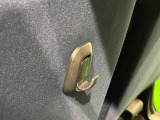 運転席&助手席の背面についたユーティリティフックには荷物がサッと掛けられます。