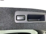 電動式バックドアです。 荷物を持ったままでもボタン一つで自動的に開け閉めできるので便利ですよ。 挟み込み防止機能も付いていますのでお子様の手や荷物を挟み込むのを防いでくれますよ。