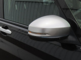 【LEDドアミラーウインカー】ドアミラーにウィンカーが付いているので、周りの車がウインカーやハザードに気付きやすくなります。右左折時や車線変更時の事故を防ぎ、安全に走行できます。
