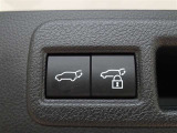 パワーバックドアを装備しています。バックドアを運転席からも開閉できます、便利ですよ。