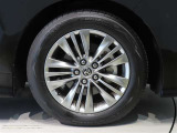 純正のアルミホイール装着車です。タイヤサイズは225/60R18です。