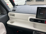 専用のエンジンクリーナーで全体に噴霧し汚れを浮かします。ボンネット裏などの汚れを中心にブラシがけを行い、洗浄しエアブローで仕上げております。