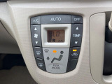 【オートエアコン】一度お好みの温度に設定すれば、車内の温度を検知し風量や温度を自動で調整。暑い&hellip;寒い&hellip;と何度もスイッチ操作をする必要はありません。快適な車内空間には必須の機能ですね♪