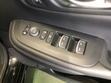 【窓操作部分】運転席のスイッチでは、すべてのウィンドーの開閉操作を行うことができます。
