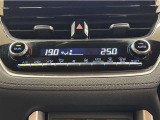 デュアルオートエアコン付きです。運転席・助手席でそれぞれ吹き出す風の温度や風量など自動調整してくれます。
