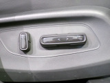 パワーシート装備車です。電動でシートが動きます、高級感がありとても便利な機能です!