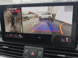 ●360度カメラ『車両の4つのカメラから得た映像を合成し、上空から眺めているような映像をモニターに映し出します。車両周辺の歩行者や障害物などの発見に役立ちます。』