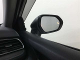 隣車線を走る車両をレーダーで検知し、ドアミラーでは確認しにくい後側方エリアに存在する車両に加え、急接近してくる車両も検知します。車両を検知するとドアミラーに搭載されたLEDインジケーターが点灯します。