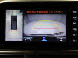 パノラミックビューモニターを装備。駐車場や交差点でクルマを真上から見るように周囲を確認できます。機能の詳細は販売店スタッフまでおたずねください。