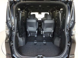 サードシートは跳ね上げ式。片手でのワンタッチ格納で荷室スペースが広がります。