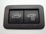 パワーバックドアを装備しています。バックドアを運転席からも開閉できます、便利ですよ。
