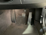 運転席の足元に十分なスペースを確保し、アクセルとブレーキの間隔が広く、ブレーキは右足の中心に配置され安定した姿勢でコントロールできます。吊下げではないくオルガン式のアクセルは足が疲れにくいです。
