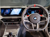 【ハンドル】ドライバーとBMW車の一体感がダイレクトに伝わるステアリングホイール。形状・太さへの拘りに加えて、操作性を高める為にスイッチ類も配置。クイックかつ安定のドライビングを体感下さい!