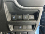 両側パワースライドドアです。両手が荷物でいっぱいの時、どちらからでもドアの開閉がラクラクです♪安全装置も付いているので、お子様の乗り降りも安心の便利機能です。