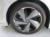 日産純正のアルミホイールが装着されてます。ボディデザインとマッチしておりカッコイイですね。