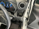 運転席側前部にドリンクホルダーあります♪運転中でも手が届きやすい位置にあって使い易いです♪