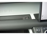 ランドローバーは、USBポートを車内の便利な位置に配置しています。通常、センターコンソール、グローブボックス、後部座席エリアなど、ドライバーや乗客がアクセスしやすい場所に配置されています。