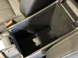 前席のシート間に配置したアームレスト付きのコンソールボックスで運転席助手席がそれぞれくつろげます。