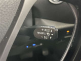 クルーズコントロール機能が付いています。 速度を設定するとアクセルを踏まなくても一定の速度で走ることができます。  高速道路ではとても便利な装置なんです。
