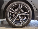【BMWアロイホイル】軽量かつ強度に拘ったアロイホイル。走行性能ポテンシャルを引き出す設計。車の足元を引き締めてくれる大きなポイントはアロイホイルです。