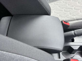 フロントアームレストで街乗りからロングドライブまで快適な運転を。