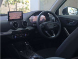 内装はシンプルに使い勝手を考え作られています。お車を運転する感覚をダイレクトに体感して頂けます。室内も広くロングドライブにも快適にお過ごしいただけます。