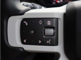 手を離すことなくさまざまな操作ができるステアリングスイッチ。シンプルなデザインの中にも、使いやすさが詰まっています。