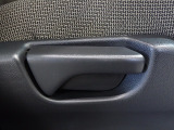 運転席はシートハイトアジャスター付で高さ調整が出来るので、色々な方のドライビングポジションに合います!