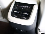 前席のセンターコンソールの後端にはエアコンの吹き出し口だけでなく、後席の空調のスイッチ、USB Type-Cの差込口があります またセカンドシート用のシートヒーターのスイッチも搭載されています