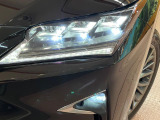 【三眼LEDヘッドライト】スタイリッシュな見た目の三眼LEDヘッドライトを装備♪スタイルだけでなく、夜間の走行も視界良好で安心してお乗りいただけます。