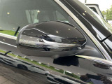 リアバンパー左右のレーダーセンサーにより車両の斜め後ろのミラーで見えない死角エリアに車両や自転車がいることを警告します。更に、側面衝突の危機があるときはブレーキを自動制御して危険回避をサポートします。