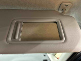 メイク直しもできるバニティミラーと駐車券などの保管もできて便利!
