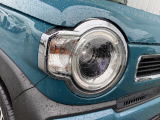 ハイビームアシスト機能が対向車や先行車を検知してロー・ハイビームの切り替えを行い、夜間の前方視界確保をサポートしてくれます。