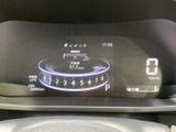 シンプルで分かりやすい表示で、車の状況をスムーズに把握できます。視認性の高いデザインで、安心して運転操作に集中できます。
