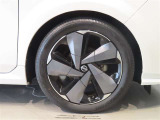 純正のアルミホイール装着車です。タイヤサイズは205/50R17です。