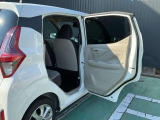後席ドアはほぼ90度に開きますので乗り降りもラクラクです。
