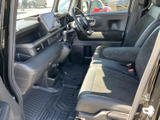 運転席からのアクセスも考慮された、使いやすい収納スペース。小物を整理して、快適なドライブをサポートします。