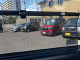 2列目への日射しをシャットアウト&rArr;ロールサンシェード〈セカンド〉窓からの日射しが眩しいときにサッと引き出せるサンシェードを、全車スライドドアに標準装備。お子さまの安眠を守ります。