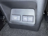 コンソールボックスの後ろに充電用USB端子・AC100V/1500Wのアクセサリーコンセントが付いています。1500