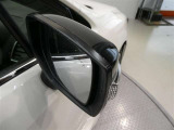 隣車線を走る車両をレーダーで検知し、ドアミラーでは確認しにくい後側方エリアに存在する車両に加え、急接近してくる車両も検知します。車両を検知するとドアミラーに搭載されたLEDインジケーターが点灯します。