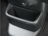 ◆センターロアボックス◆インパネ中央の下部には、ごみ箱としても使用する事ができるセンターロアボックスを装備しております。