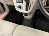運転席から助手席への移動も簡単です。