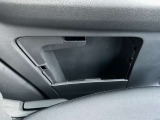 車検証などを入れるのに便利なスペースがあります。