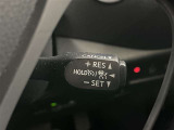 クルーズコントロール機能が付いています。 速度を設定するとアクセルを踏まなくても一定の速度で走ることができます。  高速道路ではとても便利な装置なんです。