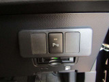 コーナーセンサーを車の前後に装備。障害物までの距離に応じて警告音を変えてお知らせ。縦列駐車時や駐車場・車庫などでの取り回しをサポートします。詳細は販売店スタッフまでおたずねください。