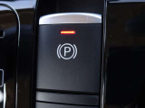 【電動パーキングブレーキスイッチ】オートホールドをONにすると、ブレーキを踏んで停車したときにペダルから足を離しても停車状態を維持!オートホールドをOFFにすることで手動解除のサイドブレーキに!