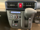 スイッチを押すとブレーキペダルから足を離してもブレーキランプが点灯したままブレーキを保持できるオートブレーキホールド、指先だけで簡単に操作が可能な電動パーキングブレーキを搭載!