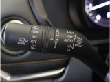 【オートワイパー機能】レバーをAUTOの位置にしているとき、レインセンサーが雨を感知すると、雨量に応じて、ワイパーが自動で作動します。
