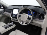 インストルメントパネルは僅かに運転席側へと傾けられているほか、余計なスイッチ類を可能な限り排し、運転に集中しやすい環境を造り出しています。